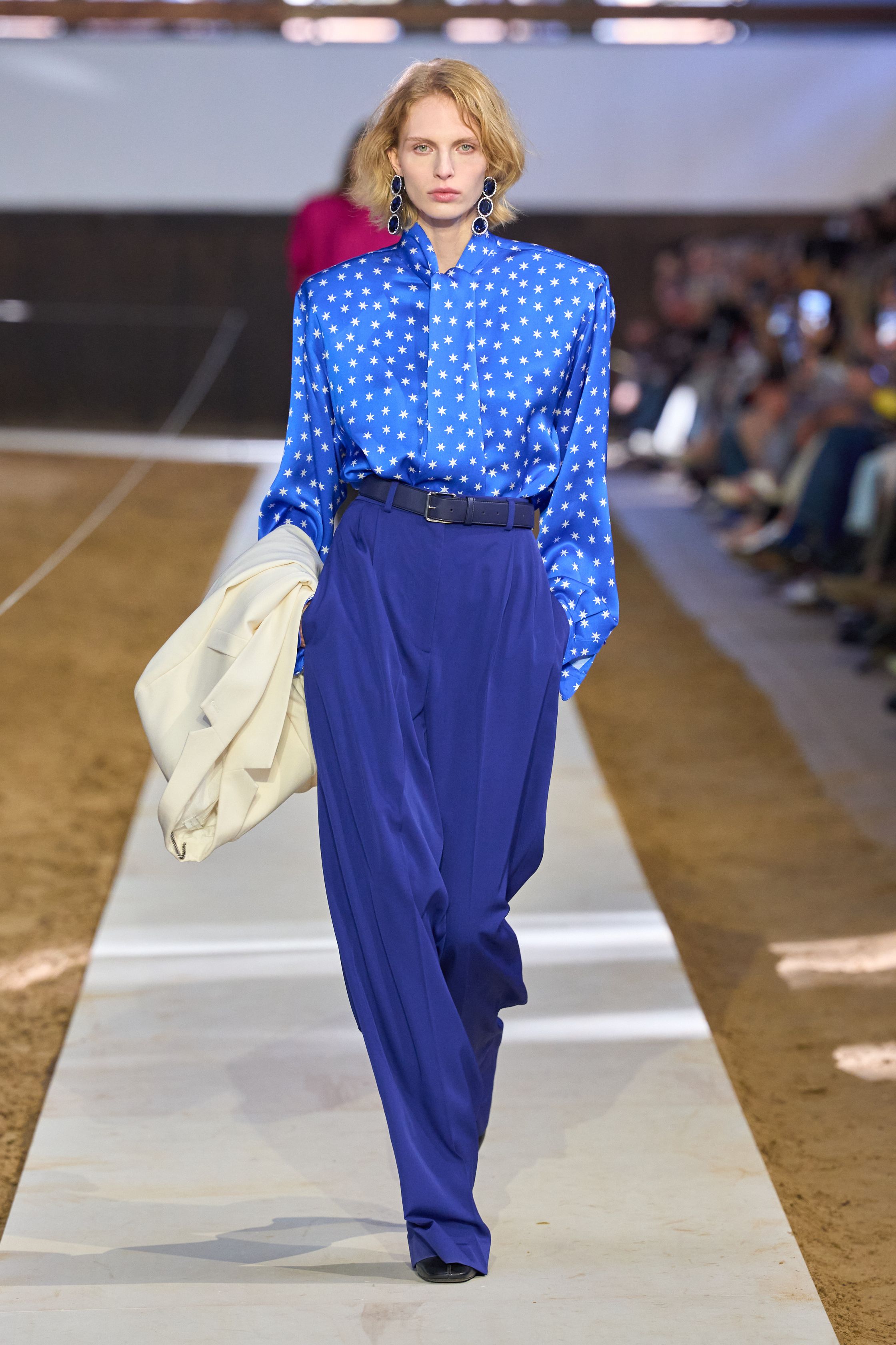 Stella McCartney 2026秋冬系列呈现出品牌标志性的环保现代主义风格。宽肩皮质外套、利落西装与轻盈衬衫形成对比，色彩从焦糖棕、米色延伸到亮蓝与图案针织，营造轻松却精致的都市衣橱。设计通过简洁线条与可持续材料构建出现代女性的力量感与舒适度。整体造型更注重真实穿着场景，让奢华与环保理念在日常衣橱中实现平衡-顽石频道趋势研究